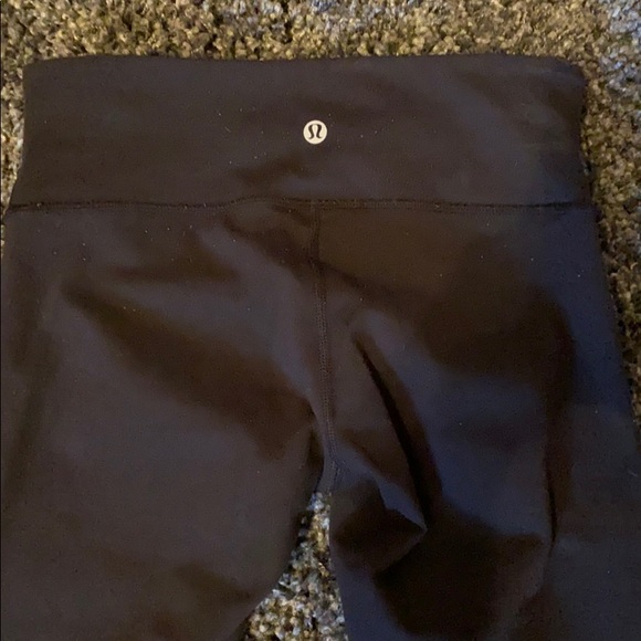 Lululemons Under Wunder Capris size 4! - Picture 2 of 4